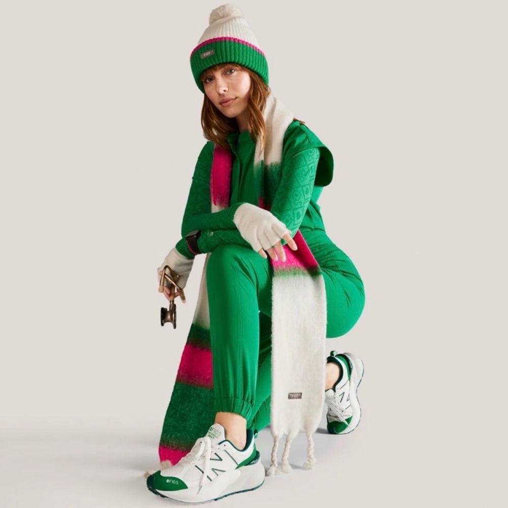 FIGS Shocking Pink & Evergreen Color Block Scarf, Hat & Fingerless Gloves Set🩷🤍💚